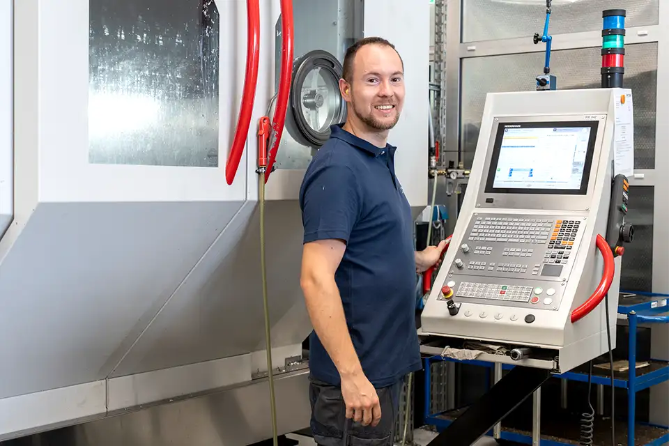 CNC machining at Precision Parts Augsburg – operator working on modern CNC machine