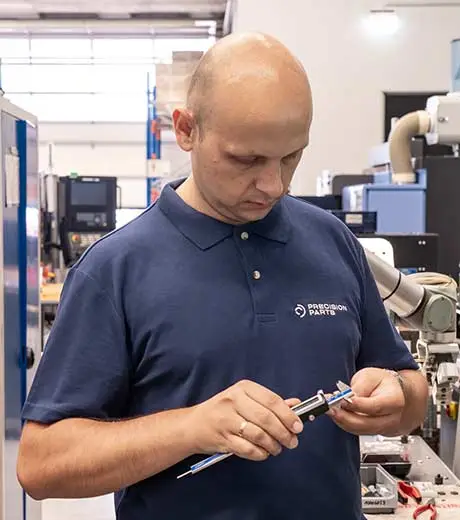 Qualitätskontrolle eines Präzisionsbauteils durch manuelle Messung in der Fertigung